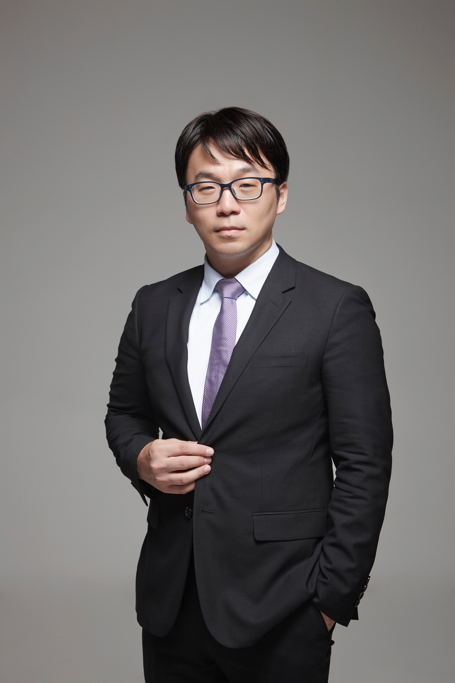 Full-length portrait of Patent Attorney Moo-won SEO